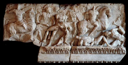 Romersk konst: fragment av marmorsarkofag som representerar en stridsplats mellan galler och romare, 20 e.Kr. (romersk konst: fragment av marmorsarkofag med relief av en kamp mellan romerska och galliska soldater, 20 e.Kr.) Dim 87x173 cm Mantua, Palazzo Du