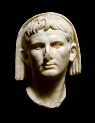 Romersk konst: "chef för kejsaren Augustus (Caius Julius Caesar Octavianus Augustus)"" Marmorskulptur - Merida, Museo Nacional de Arte Romano - Chef för den romerske kejsaren Augustus (Caius Julius Caesar Octavianus Augustus) (63 f.Kr.-14 e.Kr.) - Marmor s