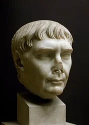 Romersk konst: "" marmorhuvud av kejsar Trajanus (Marcus Ulpius Traianus) (53-117 e.Kr.)"" museum i Ostia, Italien - Porträtt av kejsar Trajanus (Marcus Ulpius Traianus) (53-117 e.Kr.) - Romersk marmorskulptur, Kejsartiden, 2:a århundradet e.Kr. - Arkeolog
