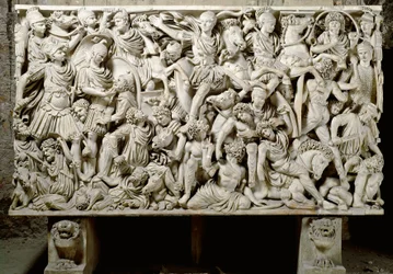 Romersk konst: Ludovisi-sarkofagen med en stridsscen mellan romarna och barbarerna - 3:e århundradet e.Kr., mått 153 x 273 cm - Rom, Museo Nazionale Romano - Hostilianus, son till kejsar Decius (201-51 e.Kr.), omgiven av kavalleri, från slaget mellan