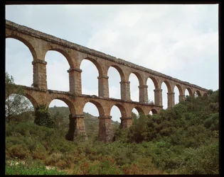 Romersk konst: utsikt över akvedukten i Tarragona (akvedukten av Ferreres eller Pont du Diable) 1:a århundradet, Spanien (romersk konst: utsikt över den romerska akvedukten Pont de les Ferreres (Pont del Diable) Tarragona, Spanien)