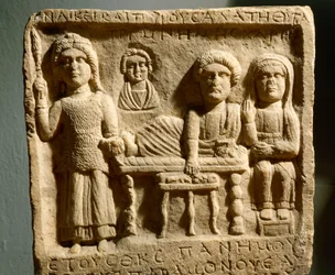 Romersk basrelief som visar en begravningsfest från den antika staden Trimontium, nu Plovdiv, Bulgarien