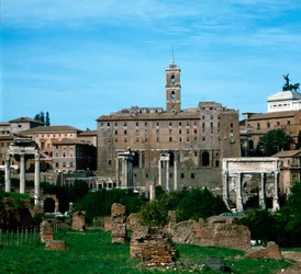 Forum Romanum: panoramautsikt med i bakgrunden Taburaliet använder som arkiv (79 f.Kr.). Rom