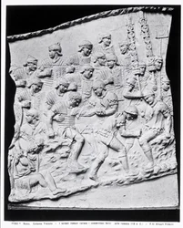 Roman Soldiers Treating the Wounded, en avgjutning tagen från Trajanus kolumn, AD 113 (marmor) (s/v foto)