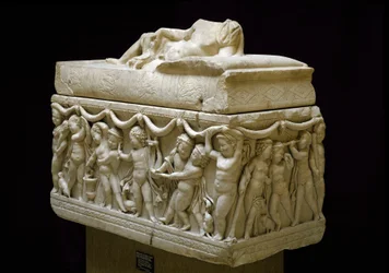 Romersk antikvitet: marmorsarkofag dekorerar på sidorna reliefer av barnfigurer (cupid). Från nekropolen Isola sacra i Ostia. 120-140 e.Kr. Dämpa. 124 cm Museo Ostiense, Ostia