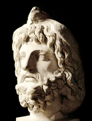 Romersk konst: "" skägghuvud täckt av en död fågel från Sarapis eller Serapis, grekisk-egyptisk dödsgud""" Marmorskulptur från Kartago. 2:a århundradet. Dämpa. 60 cm Paris, Louvren