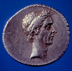 Romersk konst: mynt med bilden av Jules Cesar (100-44 f.Kr.) - Paris, BN