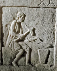 Romersk konst: detalj av en stele som föreställer en smed som slår metall på ett städ. Från Konstantinopel. 1:a århundradet f.Kr. Istanbul, arkeologiskt museum