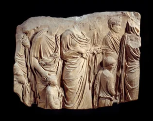 Romersk konst: fragment av arkitektonisk relief i marmor från processionen av Ara Pacis Augustae (fredens altare): procession, under ett offer, av figurer i toga och barn. Omkring 13-9 f.Kr. Hitta i Rom (Champ de Mars Palais Fiano) Sön. 1,1x1,4 m