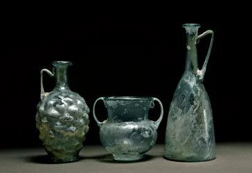 Romersk konst: glasflaskor och kanna. 1:a och 2:a århundradet e.Kr. Museo Nacional de Arte Romano Madrid