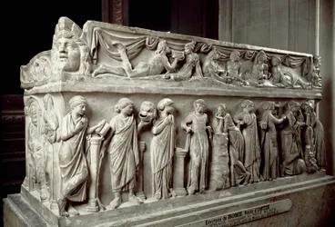 Romersk konst: marmorsarkofag dekorerar strumpor som visar muserna och en bankettscen. Från Ostia. 120-130 e.Kr. Paris, Louvren