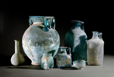 Romersk konst: krukor, karaffer, koppar, vaser och glasbägare från Pompeji. 1. århundradet. Museo Archeologico Nazionale, Neapel