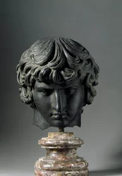 Romersk konst: avbildning av Antinous (eller Antinoo, cirka 110-130), ung man och kejsar Hadrianus älskare. Bronsskulptur. Florens, Museo Archeologico