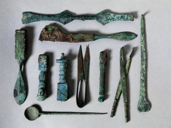 Romersk konst: uppsättning kirurgiska instrument från Kirurgens hus i Pompeji. 1:a århundradet f.Kr. Neapel, Museo Archeologico Nazionale