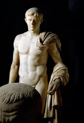 Romersk konst: staty av kejsar Claudius I (Tiberius Claudius Drusus) (10 f.Kr.-54 e.Kr.) från Formiae. Nationella arkeologiska museet, Neapel