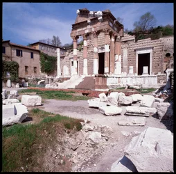 Romersk konst: utsikt över huvudstaden (huvudstad), 73 AD, Brescia Italien