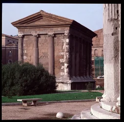 Romersk konst: utsikt över ruinerna av Temple of Portunus (tempel för manlig förmögenhet), arkeologiska platsen för Boarium Forum, 70-80 AD, Rom, Italien (romersk konst: utsikt över Temple of Fortuna Virilis (Portunus) Rom, Italien) Fotografi