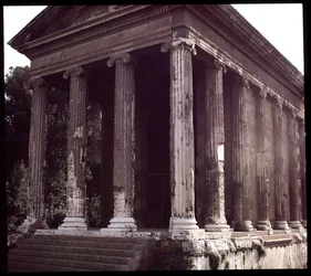 Romersk konst: utsikt över ruinerna av Temple of Portunus (tempel för manlig förmögenhet), arkeologiska platsen för Boarium Forum, 70-80 AD, Rom, Italien (romersk konst: utsikt över Temple of Fortuna Virilis (Portunus) Rom, Italien) Fotografi