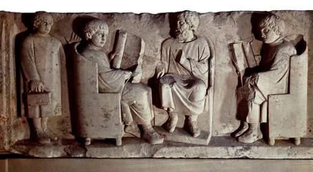 Romersk civilisation. Relief som avbildar en skolscen. Trier, tidigare känt på engelska som Treves, är en stad i Tyskland vid Mosels stränder, erövrad av romarna i slutet av 100-talet f.Kr. och omdöpt till Trevorum