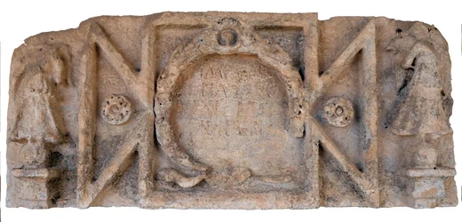 Romersk inskription som nämner kejsar Hadrianus från akvedukten på hög nivå i Caesarea, Shuni, Israel, 2:a århundradet e.Kr. (sten)