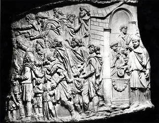 Offerscen, en rollbesättning tagen från Trajanus kolumn, AD 113 (gips) (s/v foto)