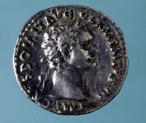 Silvermynt med en bild av den romerske kejsaren Domitianus (51 - 96). Samling av Medagliere i Milano.