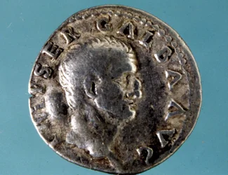 Silvermynt med en bild av den romerske kejsaren Galba (5 f.Kr. - 69 e.Kr.) JC). Samling av medagliere i Milano.