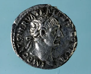 Silvermynt med bilden av den romerske kejsaren Nerva (26 - 98).