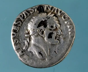 Silvermynt med avbildning av den romerske kejsaren Vespasianus (9 - 79)