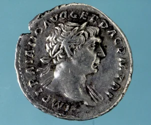 Silvermynt med den romerske kejsaren Trajanus (53-117) avbild. Medagliere-samlingen i Milano.