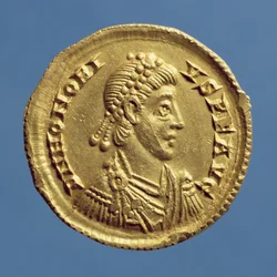 Solidus (framsidan) av Honorius (393-432) draperier, cuirassed, bärande ett diadem. Inskription: D N HONORIVS P F AVG (guld)