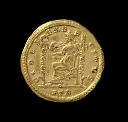 Solidus (omvänd) av Konstantin I, den store (306-337 e.Kr.) föreställande Fides sittande vänster på tronen. Inskription: FIDES EXERCITVS (guld) (för framsidan se 119150)