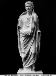 Staty av kejsar Augustus i prästerliga kläder (marmor)