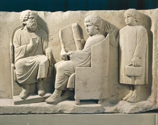 Gravmonument i sten med relief föreställande Neumagen skola med lärare och elever, ca 180