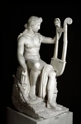 Apollo Lyricine eller Apollo med en lyra. Romersk marmorskulptur efter det grekiska originalet. 3:e århundradet f.Kr. Rom, Museo Nazionale Romano (Palazzo Massimo alle Terme)