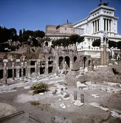 Caesar Forum började -54 f.Kr. och slutade under kejsar Augustus (Octavian eller Octavian) (63 f.Kr. - 14). Rom.