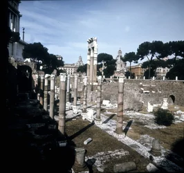Caesar Forum började -54 f.Kr. och slutade under kejsar Augustus (Octavian eller Octavian) (63 f.Kr. - 14). Rom.