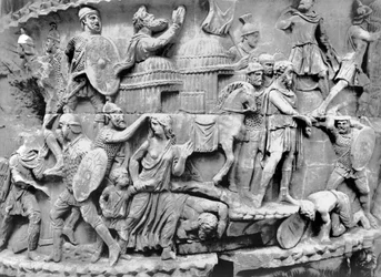 Kejsaren anländer till en by medan den plundras, detalj från spalten av Marcus Aurelius, AD 180-196 (marmor) (s/v foto)