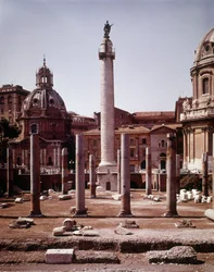Trajanforumet och Trajanuskolonnen (Trajanuskolonnen) (Colonna Traiana) i Rom byggdes under kejsar Trajanus (53-117) regeringstid. Trajane-kolonnen firar minnet av kejsarens segerrika fälttåg i Dacia