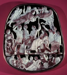 Den stora kaméen av det heliga kapellet eller kaméen av Augustus apoteos: 24 figurer är representerade, inklusive den romerske kejsaren Augustus (i mitten), Caesar Germanicus, Tibere, Nero, Caligula och Livie (Livia Drusilla Augusta, 58 f.Kr.). Överst