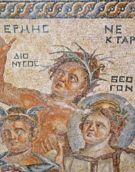 Hermes presenterar Dionysos-barnet för honom. Detalj av Hermes, nektar och teogen, Aions hus, Paphos, mosaik på Cypern.