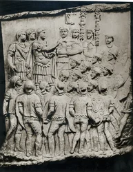 Trajanus (98-117) Tilltalar armén, en avgjutning hämtad från Trajans kolumn, AD 113 (gips)