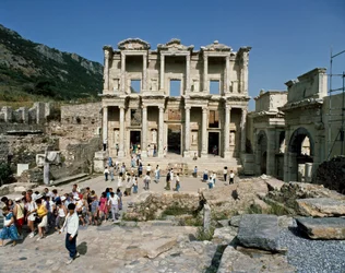 Utsikt över Celsus-biblioteket, byggt 117. Detalj av frisen