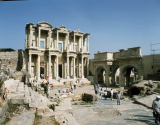 Utsikt över Celsus-biblioteket, byggt 117. Detalj av frisen