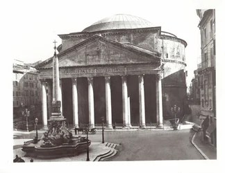 Utsikt över Pantheon och den egyptiska obelisken på Piazza della Rotunda