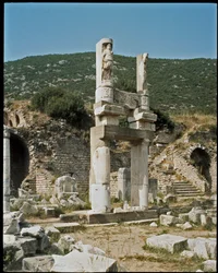 Utsikt över Domitianus tempel tillägnat kejsaren.