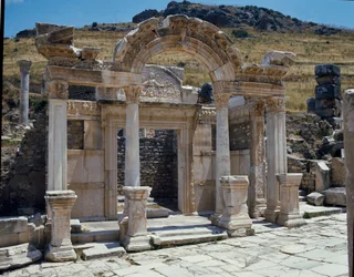 Utsikt över Hadrianus tempel på Curetes gata.