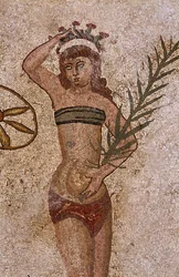 Unga romare ägnade sig åt fysiska övningar. De bär en ländväv runt njurarna och en strophium (anta av behån) på bröstet. En limpa runt njurarna. Palmgrenen de håller är en symbol för seger. Romersk mosaik från 3-400-talet av Vi