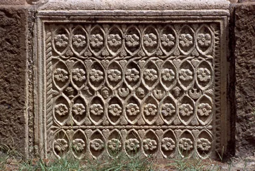 Arkitekturfragment med snidad dekoration, hög kejsarperiod (27 f.Kr. - 395 e.Kr.)