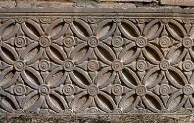 Arkitektoniskt fragment med snidad dekor, Högkejsarperioden (27 f.Kr.-395 e.Kr.)